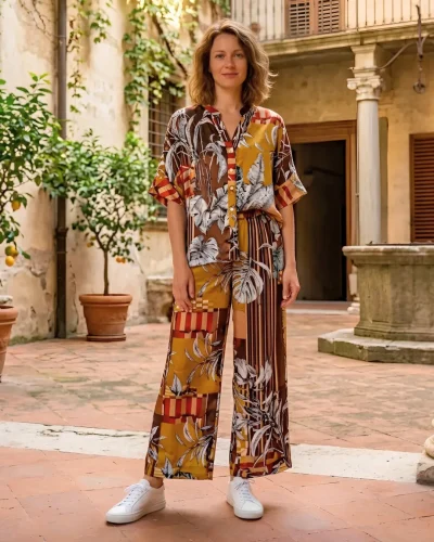 Completo in viscosa stampa jungle con camicia alla coreana e pantalone palazzo