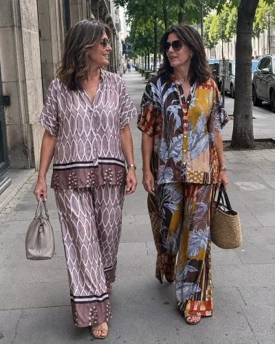 Completo in viscosa stampa geometrica con camicia alla coreana e pantalone palazzo