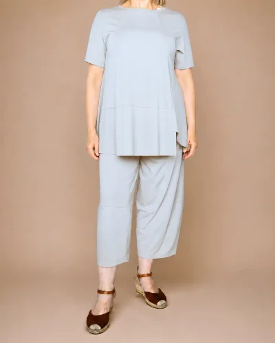 Completo ovetto in jersey di viscosa con maglia asimmetrica e pantalone con elastico
