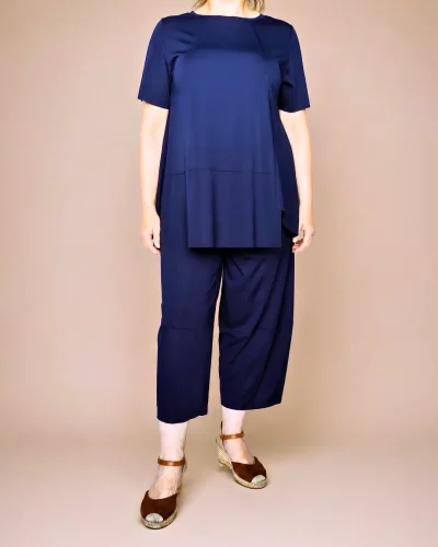 Completo ovetto in jersey di viscosa con maglia asimmetrica e pantalone con elastico