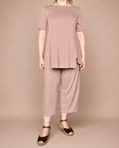 Completo ovetto in jersey di viscosa con maglia asimmetrica e pantalone con elastico